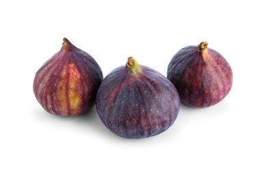 Beyaz arka planda izole edilmiş taze incirler.