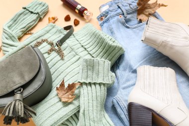 Renkli arka planda şık kadın ayakkabıları, aksesuarları ve kıyafetleri olan kompozisyon, yakın plan