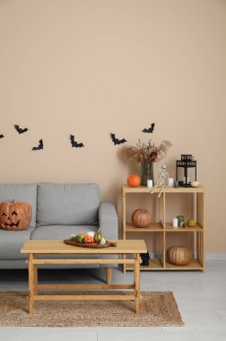 Cadılar Bayramı için kanepe ve balkabaklarıyla dekore edilmiş oturma odasının içi.