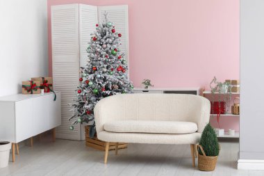 Süslü Noel ağacı ve hediyeleri olan şık bir oturma odası.