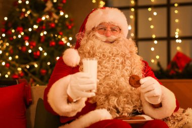 Noel arifesinde evde bir bardak süt ve kurabiyeyle Noel Baba