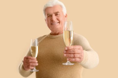 Bej arka planda Noel 'i kutlayan şampanya kadehli son sınıf öğrencisi.