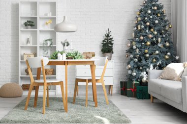 Ökse otu çelengi ve yanan mumlarla aydınlık oturma odasının şık bir iç mekanı.