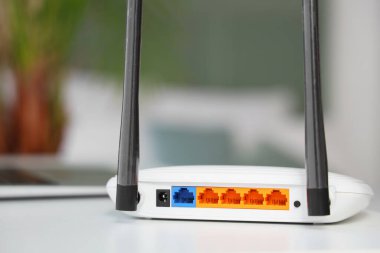 Modern Wi-Fi yönlendirici yatak odasındaki masada, yakın plan.