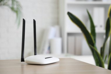 Modern kablosuz ağ yönlendirici ofiste, yakın plan.