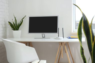 Ofisinde boş bilgisayar ve kablosuz ağ yönlendiricisi olan işyeri