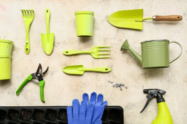 Beyaz grunge arka planda bahçe aletleri. Üst görünüm