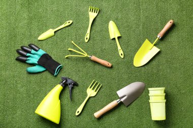 Yeşil çim arka planda bahçe aletleri. Üst görünüm