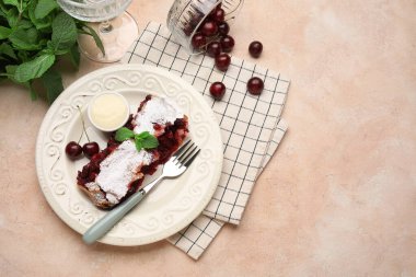 Bir parça lezzetli vişneli turta, peçete ve pembe grunge arkaplanda taze böğürtlen.