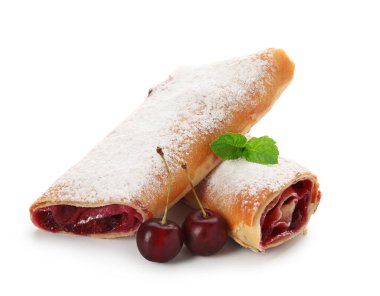 Lezzetli vişneli turta ve beyaz arka planda taze böğürtlen. Yakın plan.