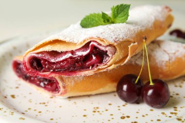 Tatlı vişneli turta ve taze böğürtlenler arka planda, yakın plan