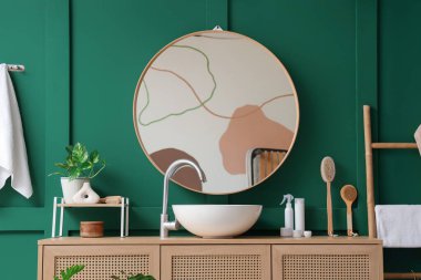 Modern lavabo, dolap ve merdiven banyonun içindeki yeşil duvarın yanında.