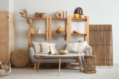 Raflar, masa ve kanepe oturma odasının içinde.