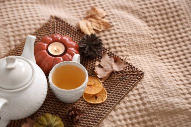 Çaydanlık, bir fincan yeşil çay ve sonbahar dekoru yatak odasında. Yakın çekim.