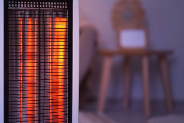 Akşam odada modern elektrikli ısıtıcı, yakın çekim.