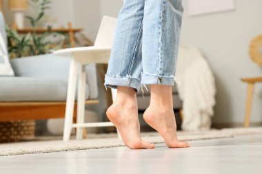 Düz tabanlı genç bir kadın. Evinde, yakın plan.