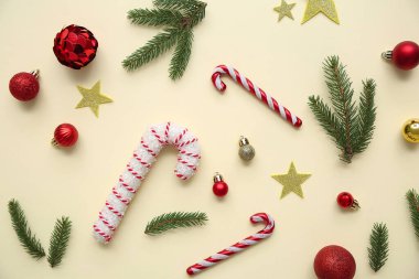 Köknar ağacı dalları ve bej arka planda Noel dekoru olan kompozisyon. Üst görünüm