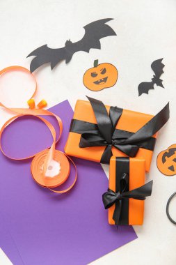 Cadılar Bayramı süslemeleri hediye kutuları ve beyaz arka planda ambalaj kağıtları