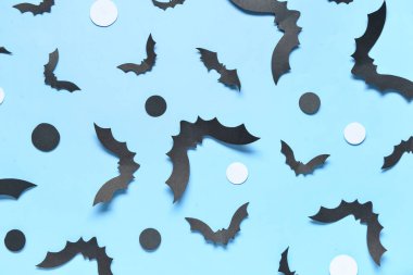 Cadılar Bayramı partisi için kağıt yarasalar mavi arka planda