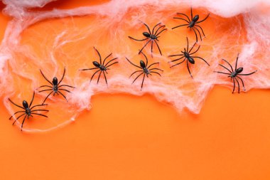 Turuncu arka planda Cadılar Bayramı partisi için örümceklerle örümcek ağı