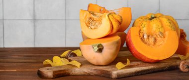 Tahta masada balkabağı ve sonbahar yaprakları kes