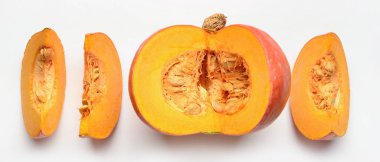 Beyaz arkaplanda taze balkabağı kes