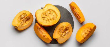 Açık arkaplanda balkabaklarını kes, üst görünümde