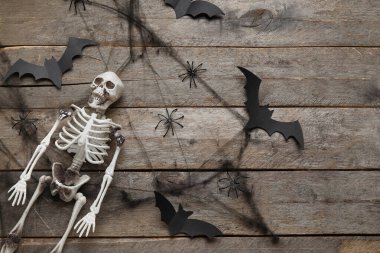 İskeletli kompozisyon ve ahşap arka planda Cadılar Bayramı dekoru