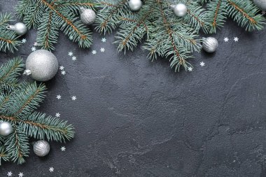 Siyah arka planda topları ve konfetisi olan Noel ağacı dalları