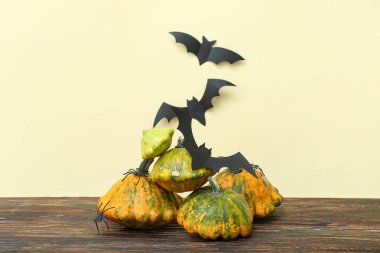 Cadılar Bayramı kutlaması için tahta masada kabak ve kağıt yarasalar.