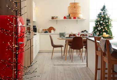 Noel ağacı ve yemek masası servis edilen festival mutfağı.