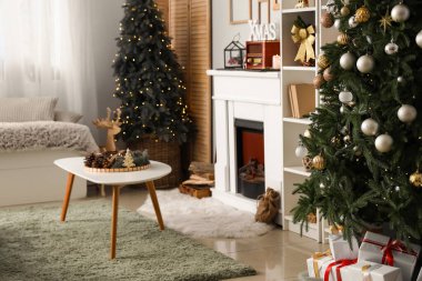 Noel dekorlu, sehpası ve şöminesi olan festival salonu.