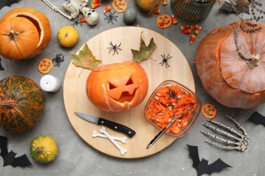 Gri grunge masasına oyulmuş balkabağı ve Cadılar Bayramı süslemeleri