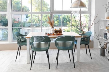 Cadılar Bayramı için yemek masasıyla dekore edilmiş hafif mutfağın içi.