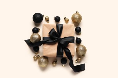 Bej arka planda hediye kutusu ve Noel topları