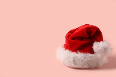 Pembe arka planda Noel Baba şapkası