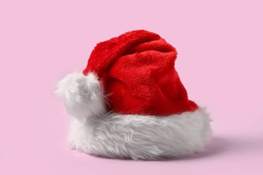 Noel Baba şapkası leylak arka planda