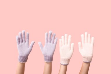 Pembe arka planda sıcak eldivenler.