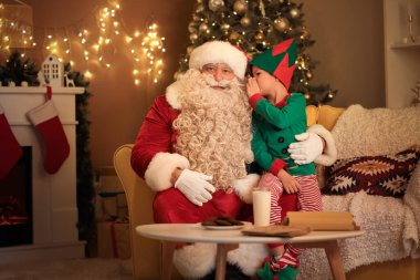 Noel arifesinde evde Noel Baba 'ya dilek tutan sevimli bir elf.