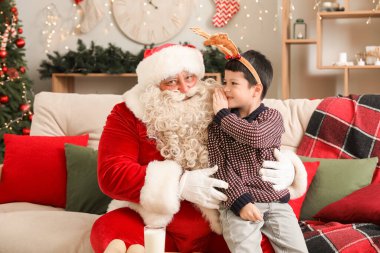 Noel arifesinde evde Noel Baba 'ya dilek tutan sevimli küçük çocuk.