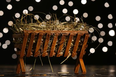 Bulanık ışıklara karşı samanlı ahır. Noel hikayesi kavramı