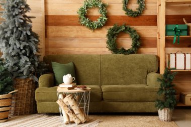 Noel için dekore edilmiş modern oturma odasının şık iç mimarisi.