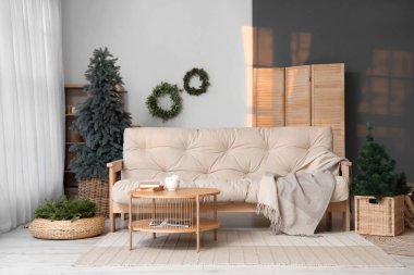 Rahat kanepe ve ökseotu çelenkleriyle modern oturma odasının şık bir iç mekanı.