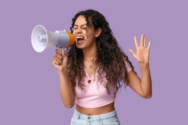 Leylak arka planında megafonu olan bağıran Afro-Amerikalı kadın.