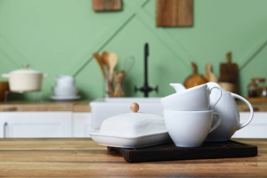 Mutfaktaki temiz tabaklar, yakın plan.