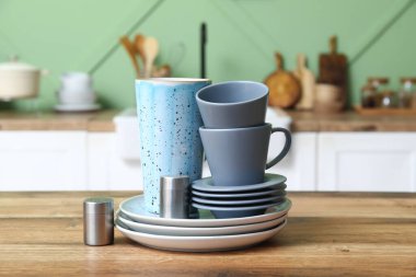 Mutfaktaki temiz tabaklar, yakın plan.