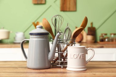 Malzemeler mutfaktaki masada, yakın plan.