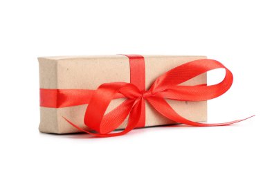 Noel hediye kutusu beyaz zemin üzerine kırmızı kurdele ile