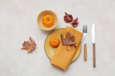 Taze balkabaklarıyla ve beyaz arka planda sonbahar yapraklarıyla güzel bir masa.