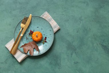 Taze balkabağı, gül kalçası böğürtlen ve yeşil arka planda sonbahar yaprağı ile güzel bir masa.